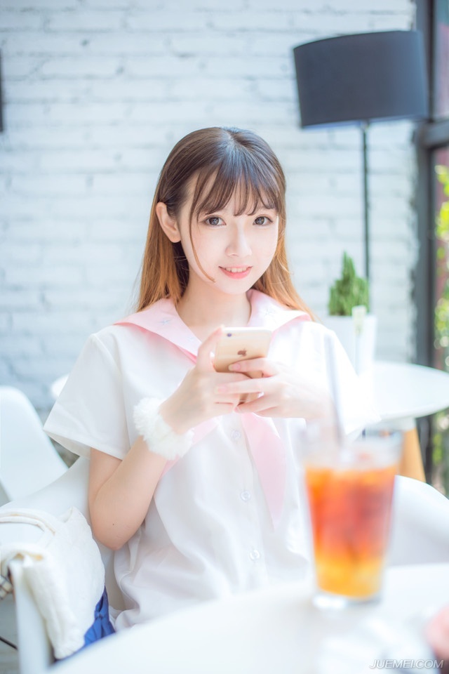 “军师，那诸葛亮如今正在猛攻江州，我等当速速派出援兵，以解江州之厄。”邓贤皱眉看向庞统道：“若能说降张任将军，由其说服一些关卡守将，则我军兵马可以直抵江州。”